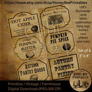 Op de afbeelding: Set van zes printbare labels in vintage-stijl, elk 7,6 cm x 10,2 cm, met herfstthema tekst en illustraties. Ontwerpen zijn onder meer "Hot Apple Cider", "Pumpkin Butter" en "Autumn Pantry Goods". De labels zijn voor decoupage, kaarten en andere knutselwerken.