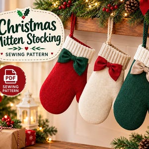 Peut inclure: Trois chaussettes de Noël en forme de moufle suspendues par des cordes, avec un revers côtelé crème et un petit nœud. La chaussette de gauche est rouge avec un nœud vert, celle du centre est crème avec un nœud rouge, et celle de droite est verte avec un nœud beige. Texte : Christmas Mitten Stocking SEWING PATTERN.