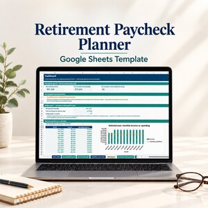 Può includere: Uno schermo di computer portatile che mostra un modello Google Sheets per la pianificazione della pensione, con una dashboard che include dati finanziari, proiezioni di reddito e un grafico a barre di entrate e uscite.