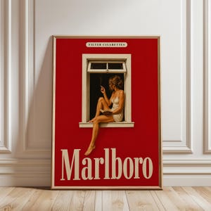Peut inclure: Une affiche rectangulaire au fond rouge vif avec un cadre de fenêtre blanc. Une personne en robe nuisette claire est assise sur le rebord de la fenêtre, tenant un livre et une cigarette. Le texte FILTER CIGARETTES et Marlboro est imprimé en blanc.
