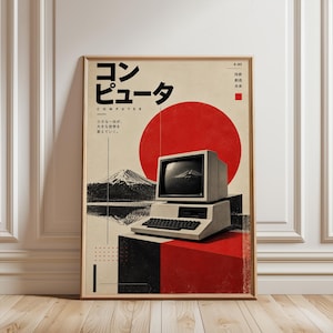 Puede incluir: Un póster enmarcado que muestra una computadora antigua sobre una base geométrica, frente a un gran círculo rojo y un paisaje montañoso en blanco y negro. El texto incluye caracteres japoneses, la palabra COMPUTER y A-03.