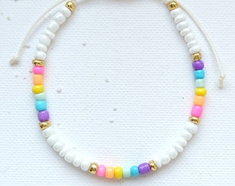 Brassard Rocailles Tribal Boho Style Weiss Pastellfarbengoldene Akzente Regenbogen Freundschaftsarmband Rocailles Miniperlen Surfer