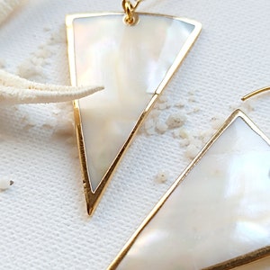 Ohrhänger Statement Ohrringe aus Edelstahl mit Muschel Perlmutt Dreieck Anhänger | Boho Hippie Ohrschmuck