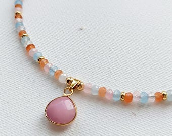 HALSKETTE aus Jaderondellen rosa türkis orange mit Jade Anhänger und goldenen Akzenten | Boho Schmuck  minimalistisch