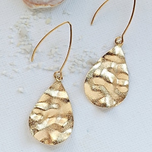 Ohrhänger Statement Tropfenform Blattform gewellt uneben in gold aus gehämmertem Messing 18k vergoldet | Boho Hippie Ibiza Ohrschmuck
