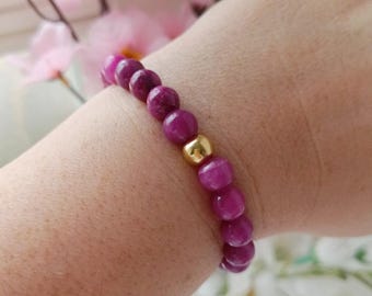 ARMBAND aus gefärbten Jade Kugeln in magenta violett mit Edelstahlperle gold Chunky Boho Ibiza Schmuck