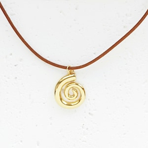Lederband Halskette braun mit Anhänger Spirale 18k vergoldet | Boho Hippie Ibiza Schmuck