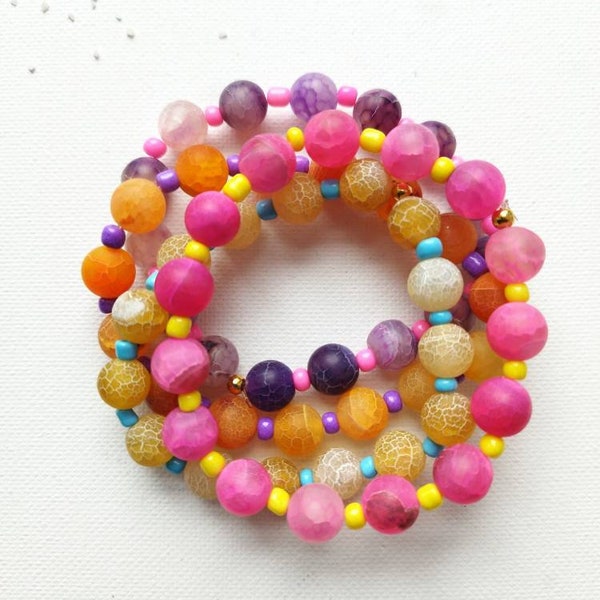 ARMBAND aus gefärbtem Achat matt mit Glasperlen in pastelligen Bonbonfarben Pop of Candy  Perlenarmband im Boho Stil