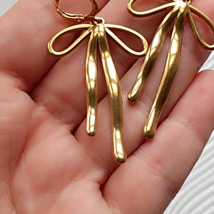 Ohrringe mit Anhänger Schleife aus Edelstahl 18k vergoldet | Trendschmuck Schleife goldfarben image 4