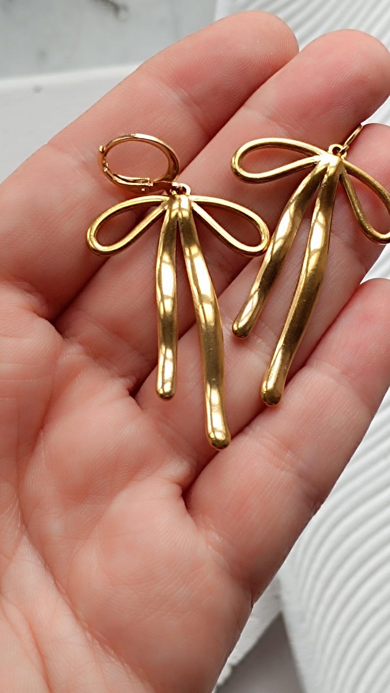 Ohrringe mit Anhänger Schleife aus Edelstahl 18k vergoldet | Trendschmuck Schleife goldfarben image 4