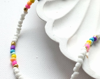 Choker Halskette Surferkette Tribal Boho Style weiss Pastellfarben mit geladenen Akzenten Regenbogenkette Kette Rocailles Miniperlen