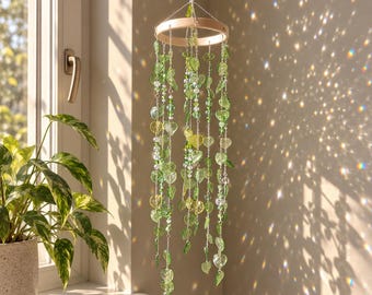 Atrapasueños de hojas verdes, adorno para ventana estilo cottagecore, creador de arcoíris, decoración de atrapasueños de hojas pequeñas, atrapasueños boho, decoración botánica para el hogar