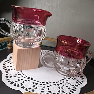 Vintage Rubinrött slipat glas med gräddkanna och socker • Amerikanskt/europeiskt glas från 1950-1970-talet