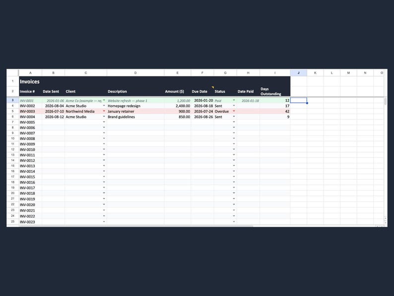 以下が含まれることがあります： Invoicesというタイトルのデジタルスプレッドシート。Invoice #、Date Sent、Client、Description、Amount ($)、Due Date、Status、Date Paid、Days Outstandingの列があります。表には、さまざまなステータスラベルが付いた財務データの行が表示されています。