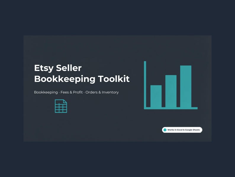 Może przedstawiać: Cyfrowy zestaw narzędzi księgowych dla sprzedawc&oacute;w Etsy na ciemnym tle. Tekst zawiera Etsy Seller Bookkeeping Toolkit, Bookkeeping, Fees & Profit, Orders & Inventory oraz Works in Excel & Google Sheets. Zawiera ikonę wykresu słupkowego.