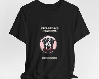 Camiseta para dueños de Rottweiler / Buen perro, mala reputación (Diseño de insignia)