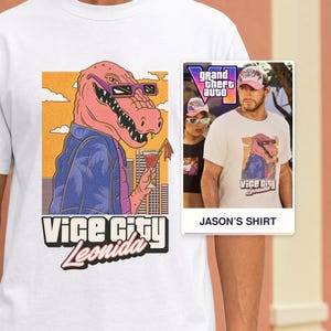 Könnte beinhalten: Ein weißes T-Shirt mit einer Grafik eines rosa Alligators, der eine violette Sonnenbrille und ein blaues Hemd mit Palmenmuster trägt und einen Cocktail hält. Unter der Grafik steht der Text Vice City Leonida. Ein kleiner Einsatz zeigt das T-Shirt.