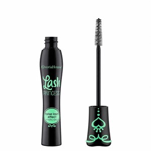 Op de afbeelding: Een zwarte mascaratube en de bijbehorende applicator. De tube is voorzien van de lichtgroene tekst ElvoriaHouse, Lash, Princess en false lash effect mascara. De steel van de applicator heeft een lichtgroen hartvormig ontwerp met stippen.