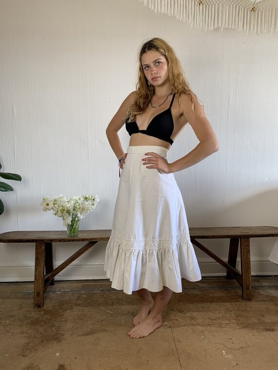 1970s Vintage white cotton skirt with ruffle hem