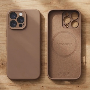 Puede incluir: Una funda de smartphone de color marrón sólido mostrada por delante y por detrás. El exterior es liso con un recorte para la cámara. El interior presenta un anillo magnético circular, el texto YCAPEN y pequeños iconos de reciclaje.