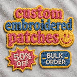 Könnte beinhalten: Drei bestickte Aufnäher mit gelbem, rosa und blauem Garn. Der größte Aufnäher zeigt den Schriftzug custom embroidered patches mit einem Smiley. Ein sternförmiger Aufnäher zeigt 50% OFF in Weiß, ein rechteckiger Aufnäher BULK ORDER.