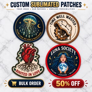 Op de afbeelding: Vier ronde en gevormde, op maat gemaakte gesublimeerde patches met diverse ontwerpen: een kwal met de tekst GLOW LIKE NO ONE'S WATCHING, een smeltende klok met TIME WELL WASTED, een hart met wortels en ROOTED IN LOVE, en een vrouw met een maan en LUNA SOCIETY.