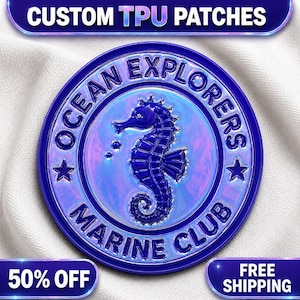 Könnte beinhalten: Ein kreisförmiger TPU-Aufnäher mit einer zentralen Seepferdchen-Grafik in Dunkelblau mit irisierendem Finish. Der Text "OCEAN EXPLORERS MARINE CLUB" ist um den Rand geprägt und von zwei kleinen Sternen akzentuiert. Der Aufnäher hat eine glatte Oberfläche.
