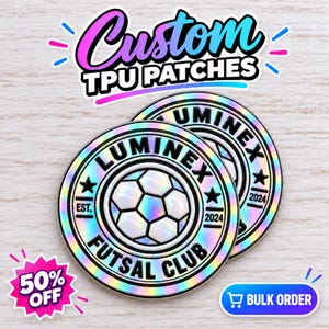 Puede incluir: Dos parches circulares de TPU con acabado holográfico. El diseño presenta un gráfico central de un balón de fútbol rodeado por el texto LUMINEX FUTSAL CLUB, EST. 2024 y dos estrellas. La imagen incluye el texto Custom TPU PATCHES, 50% OFF y BULK ORDER.