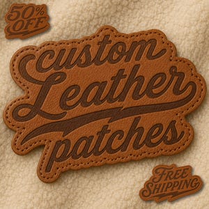 Puede incluir: Un parche de cuero color canela con borde festoneado que presenta el texto en relieve marrón oscuro custom Leather patches. Un parche más pequeño a juego muestra el texto FREE SHIPPING, y otro pequeño parche muestra 50% OFF.