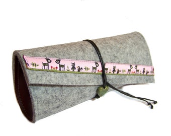 Glasses case with woven band made of Merino wool felt and leather with ceramic heart Color and pattern selection