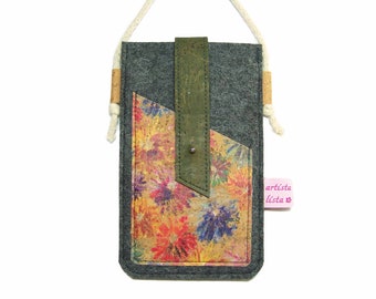 Mobile phone case for hanging around the neck with cork strap. Mobile phone case made of Merino wool felt cork