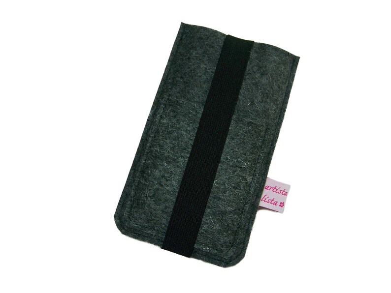 May include: A gray felt phone case with a black elastic band and a pink label that says "artista lista"
