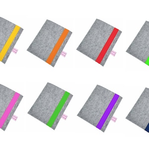 Könnte beinhalten: Acht Filztaschen mit einem einzigen farbigen Streifen auf der Vorderseite. Die Taschen sind grau mit einem gelben, orangen, roten, grünen, rosa, lindgrünen, violetten und marineblauen Streifen.