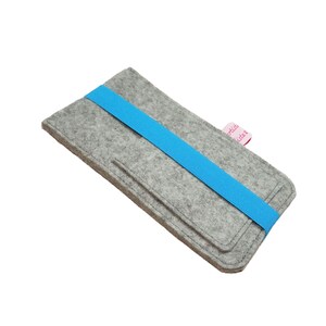 May include: Grey felt phone case with a blue strap and a pink label that says "artis kids".