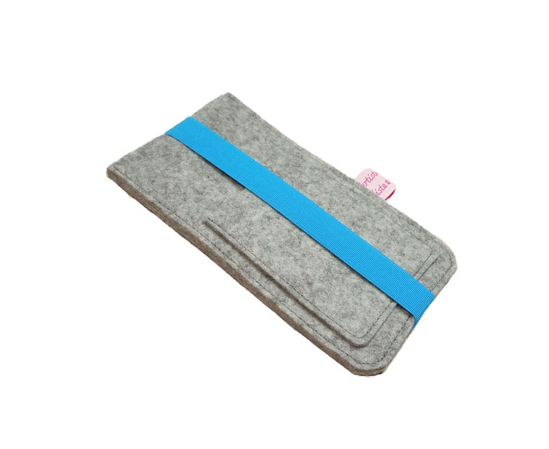May include: Grey felt phone case with a blue strap and a pink label that says "artis kids".