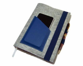 Kalenderhülle mit Handyfach + Stifthalter + Kreditkartenfach aus Wollfilz Leder für Din A5 Buchkalender, Notizbuch bis max. 21 x 15 x 2,5cm