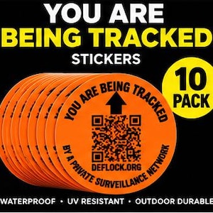 Puede incluir: Un paquete de 10 pegatinas circulares naranjas con un código QR negro, una flecha hacia arriba y el texto YOU ARE BEING TRACKED BY A PRIVATE SURVEILLANCE NETWORK y DEFLOCK.ORG. El fondo negro incluye YOU ARE BEING TRACKED STICKERS, WATERPROOF, UV RESISTANT, OUTDOOR DURABLE.