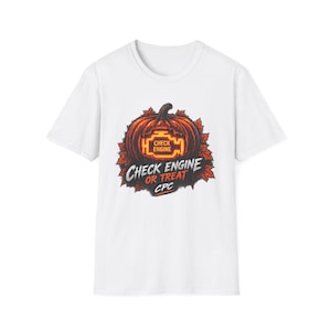 Puede incluir: Una camiseta blanca de manga corta con el gráfico de una calabaza tallada que contiene un símbolo naranja brillante de luz de motor. El texto "CHECK ENGINE OR TREAT" y "CPC" aparece en una fuente estilizada, rodeado de hojas de otoño.