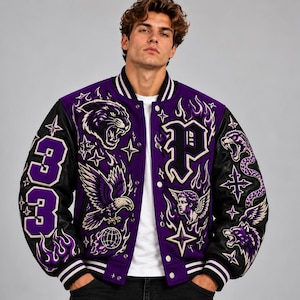 Könnte beinhalten: Eine violette und schwarze Collegejacke mit gestickten Motiven von Panther, Adler, Schlange, Wolf und Engel. Die Jacke zeigt die Zahl 33 auf dem Ärmel, einen Buchstaben P auf der Brust und durchgehende Flammenmuster im Design.