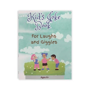 Op de afbeelding: Een paperback boek getiteld Kid's Joke Book For Laughs and Giggles met een lichtblauwe luchtachtergrond met witte wolken. De kaft toont drie kinderen op een groene heuvel en bevat onderaan de tekst Ages 6+.