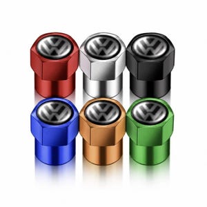 Peut inclure: Un ensemble de six bouchons de valve de pneu hexagonaux en rouge, argent, noir, bleu, cuivre et vert. Chaque bouchon présente un insert noir circulaire sur le dessus avec le logo Volkswagen argenté en relief au centre, formant un accessoire auto.