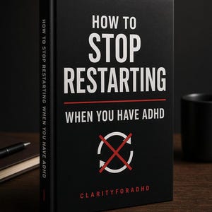 以下が含まれることがあります： How to Stop Restarting When You Have ADHDというタイトルの黒いハードカバー本。表紙には白い文字、細い赤い水平線、赤いXで消された白い円形の矢印アイコンが描かれています。背表紙にもタイトルが記載されています。