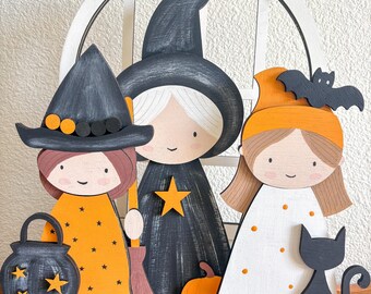 Siedząca na półce czarownica na Halloween