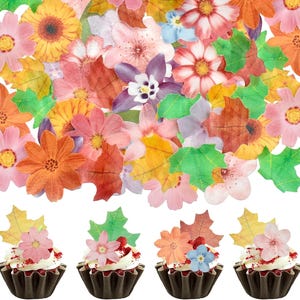 Puede incluir: Una colección de flores y hojas comestibles de papel de oblea en tonos rosa, naranja, amarillo, morado y verde, dispuestas sobre cuatro cupcakes con glaseado blanco y decoraciones florales individuales en moldes de color marrón oscuro.