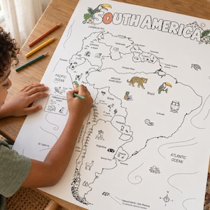 以下が含まれることがあります： 南米の白黒の輪郭地図が描かれた大きな白い紙のポスターで、上部に「SOUTH AMERICA」という文字があります。地図には動物、植物、ランドマークのイラストが含まれており、一部の要素は色付けされ、方位磁針の図も描かれています。