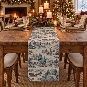 Peut inclure: Un long chemin de table rectangulaire orné d'un motif hivernal répétitif en bleu, blanc et rouge. Le dessin représente des maisons enneigées, des sapins, des ponts en pierre, des cerfs et des traîneaux tirés par des chevaux, avec du houx.