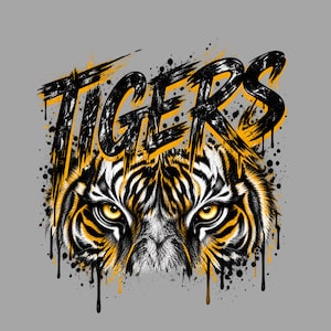 Puede incluir: Un diseño gráfico que presenta la palabra TIGERS en una fuente negra desgastada con reflejos amarillos, colocada sobre una ilustración detallada de la cara de un tigre con ojos amarillos penetrantes, rodeada de salpicaduras de pintura negra y amarilla.