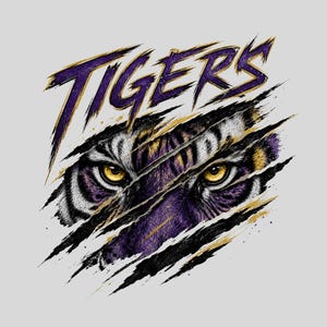 Puede incluir: Un diseño gráfico con la palabra TIGERS en letras moradas y doradas sobre un rostro de tigre con ojos amarillos penetrantes. La imagen parece rasgada, revelando el rostro del tigre a través de zarpazos negros, dorados y morados.