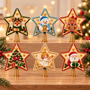 Può includere: Sei puntali per albero di Natale a forma di stella con decorazioni in perline raffiguranti una renna, un pupazzo di neve, un omino di pan di zenzero, un albero, un angelo e Babbo Natale. Ogni stella ha una base a molla conica dorata.