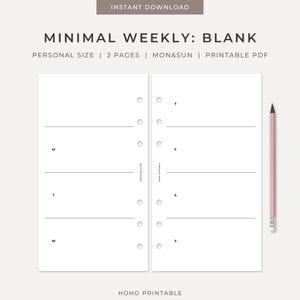 Può includere: Un inserto per agenda settimanale stampabile di due pagine in formato personal con layout vuoto. Le pagine presentano testo nero, linee orizzontali per scrivere e sei fori per anelli sui bordi interni. Una matita rosa è posizionata sulla destra.